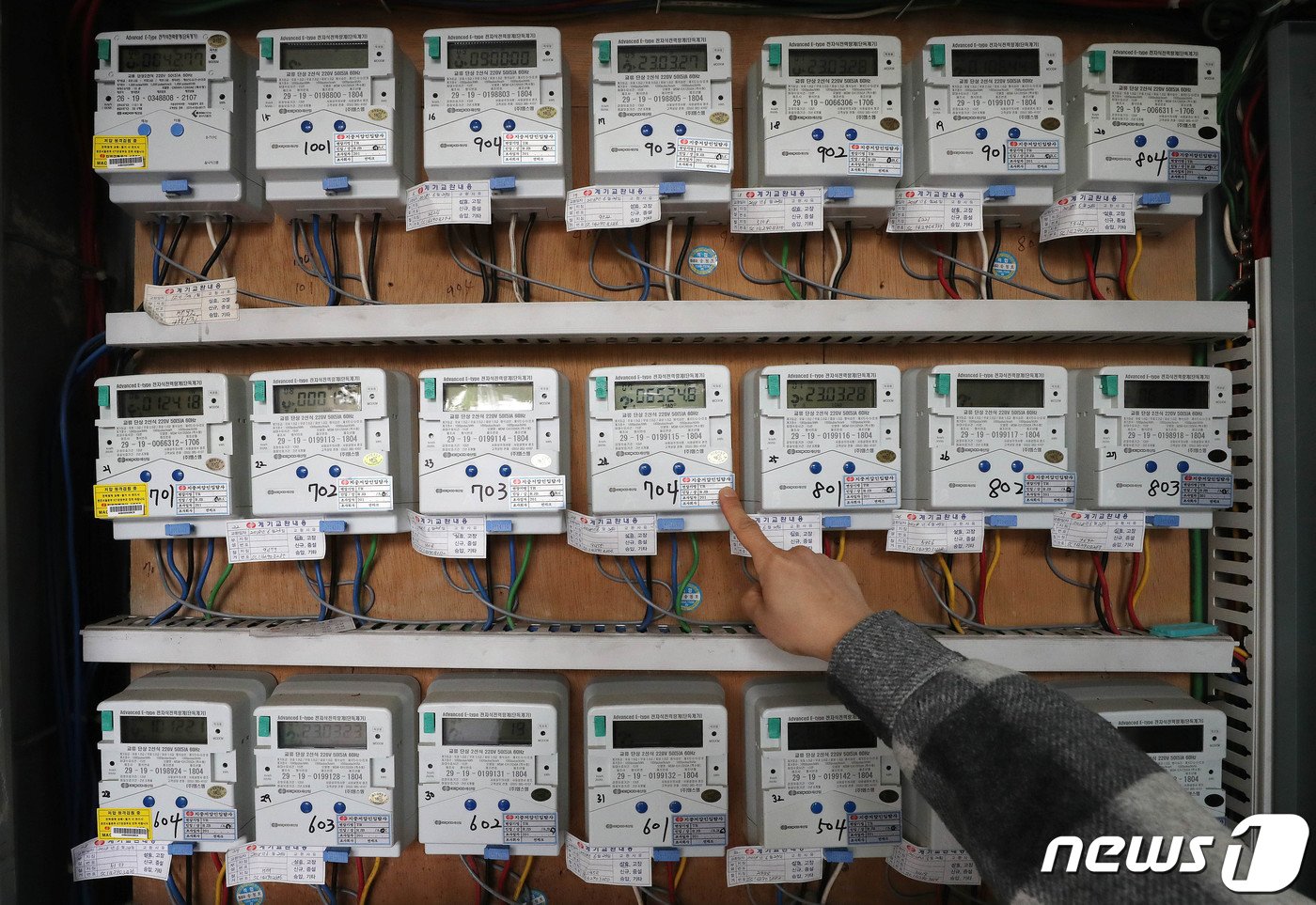 본문 이미지 - 28일 서울 중구 한 오피스텔 건물에서 관리인이 전기계량기를 살펴보고 있다.  2023.3.28/뉴스1 ⓒ News1 박세연 기자