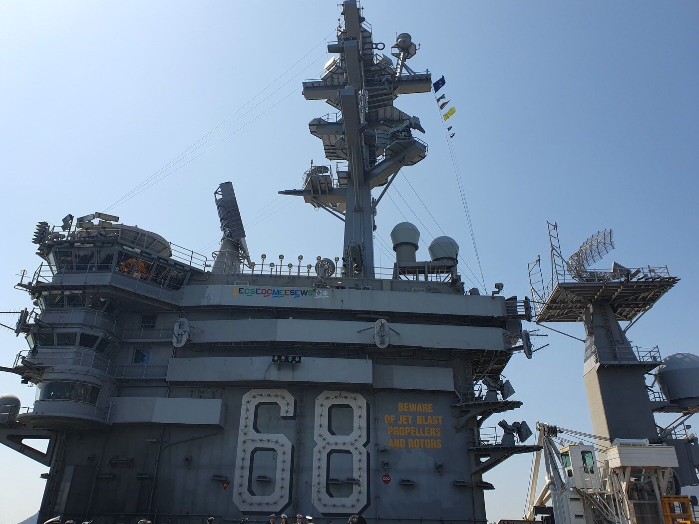 본문 이미지 - 28일 부산 작전기지에 입항한 미국 해군 항공모함 '니미츠'의 비행갑판에서 올려다 본 함교와 마스트. 2023.3.28/뉴스1 박응진 기자