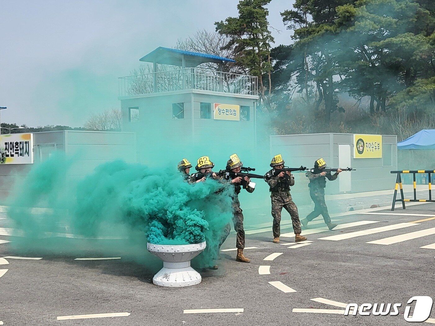 본문 이미지 - 코로나19로 중단됐던 예비군 훈련이 4년 만에 정상화된 28일 전북 남원 과학화 예비군훈련장에서 예비군들이 마일즈 장비를 착용하고 시가지 전투 훈련을 하고 있다.2023.3.28/뉴스1