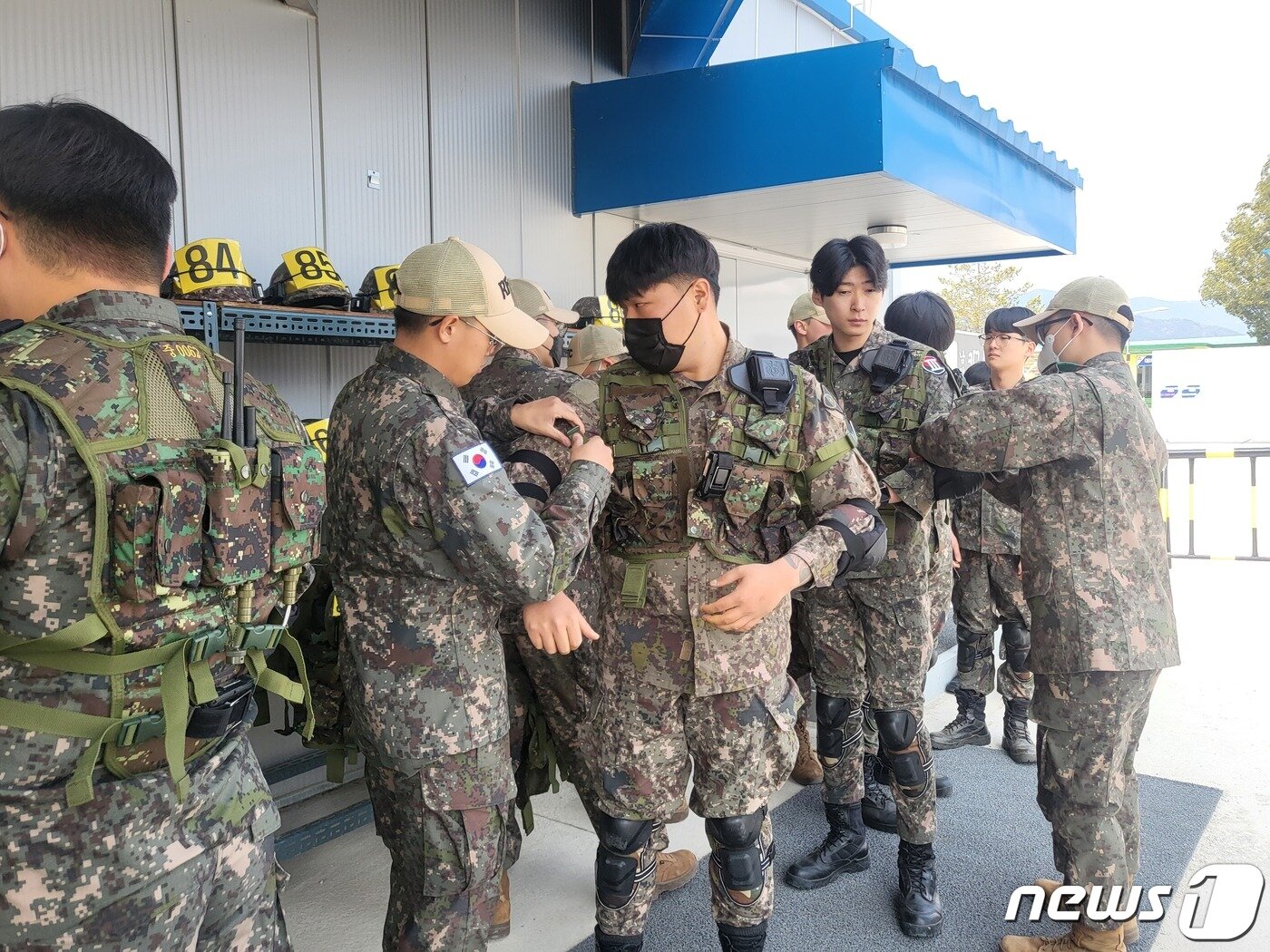 본문 이미지 - 코로나19로 중단됐던 예비군 훈련이 4년 만에 정상화된 28일 전북 남원 과학화 예비군훈련장에서 예비군들이 마일즈 장비를 착용하고 있다.2023.3.28/뉴스1