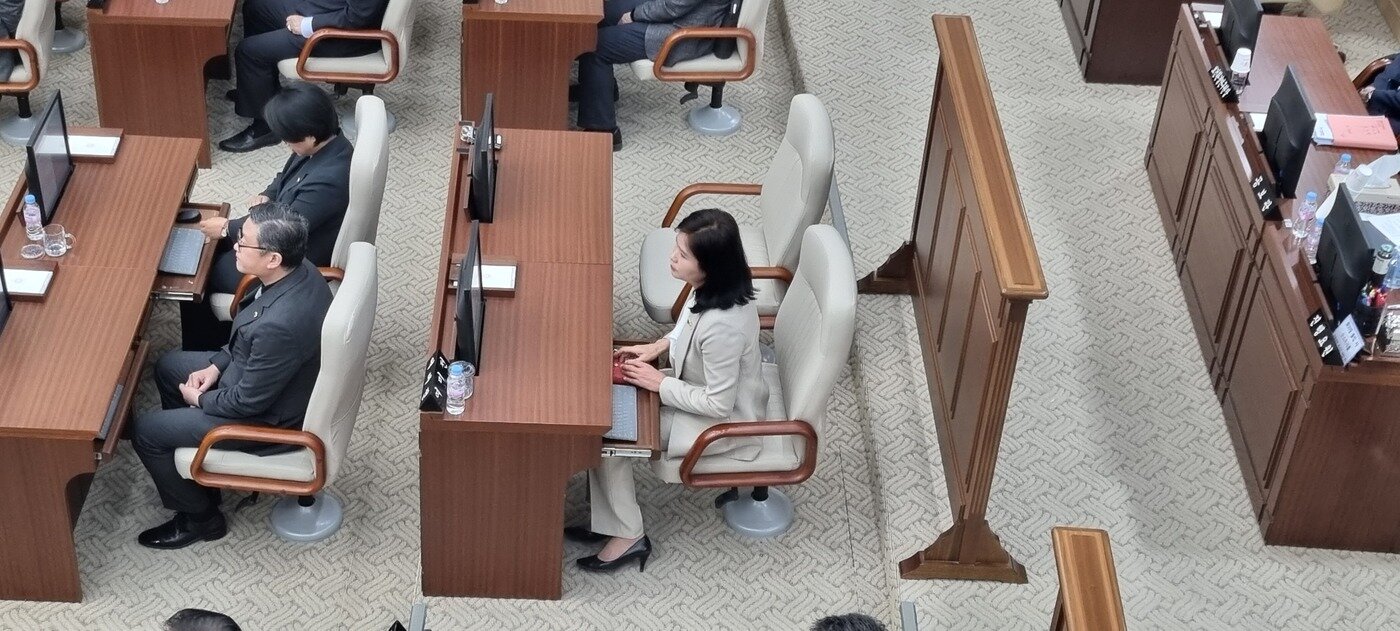 본문 이미지 -  28일 개회된 82회 세종시의회 임시회 본회의장 모습.  사진 오른쪽은 이날 회기결정의 건 상정에 이의를 제기한 여미전 의원. ⓒ News1 장동열 기자