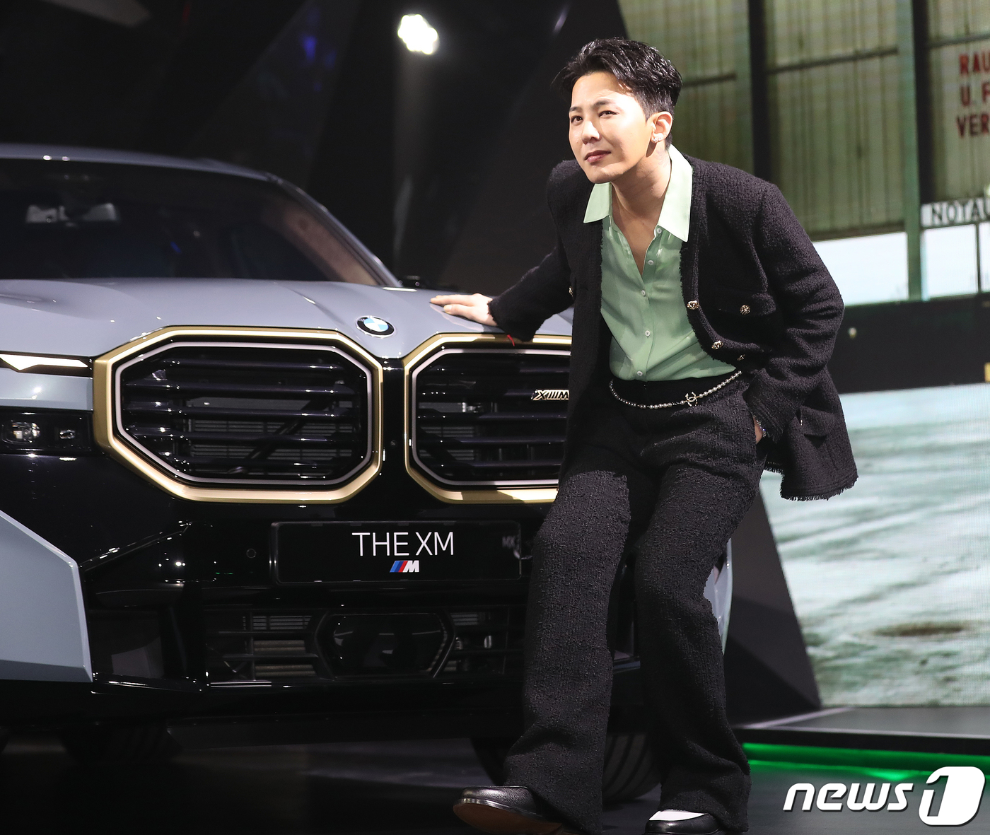 (서울=뉴스1) 김진환 기자 = 가수 지드래곤(G-DRAGON)이 28일 오후 서울 강남구 삼성동에서 진행된 'BMW 뉴 XM' 출시 행사에 참석해 기념 촬영을 하고 있다. 202 …