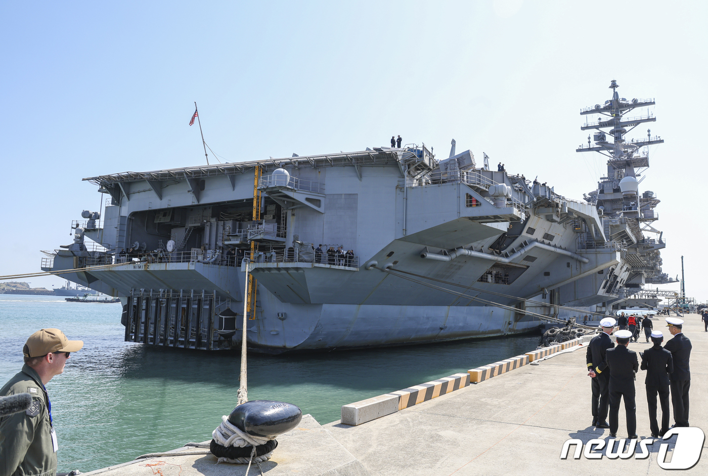 (부산=뉴스1) 사진공동취재단 = 28일 부산 작전기지에 미 핵 추진 항공모함 니미츠(CVN-68)가 입항해 있다.니미츠호를 포함한 미 제11항모강습단은 전날 제주 남방 공해상에서 …