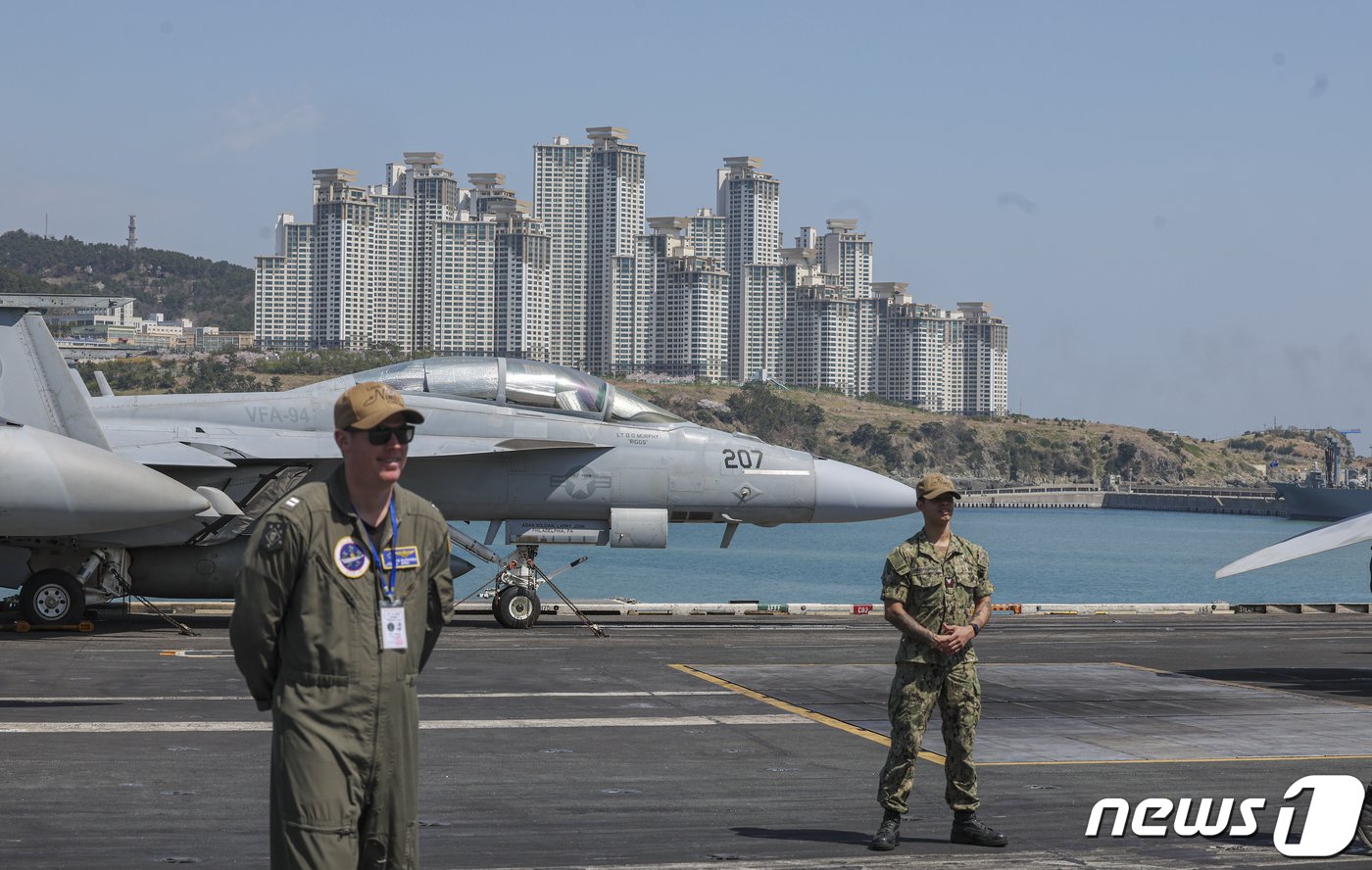 본문 이미지 - 28일 부산 작전기지에 입항한 미국 핵 추진 항공모함 니미츠&#40;CVN-68&#41; 갑판에 F/A-18 전투공격기를 비롯한 항공기들이 서 있다. 2023.3.28/뉴스1 ⓒ News1 사진공동취재단