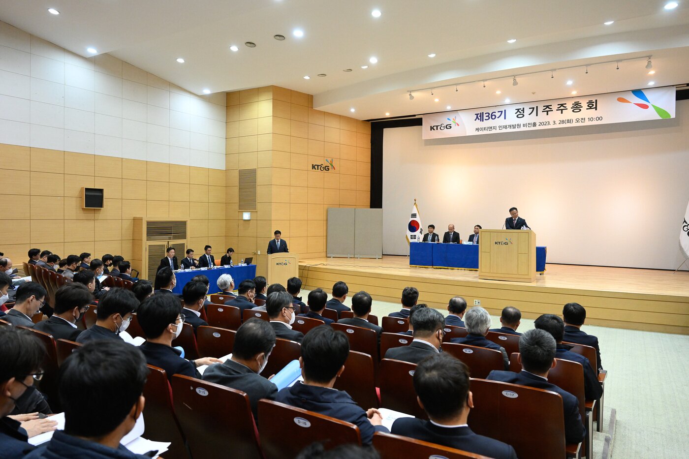 본문 이미지 - 28일 오전 대전시 인재개발원에서 열린 'KT&G 제36기 정기주주총회'에서 참석자들이 시작을 기다리고 있다. 이날 주총은 이사회와 행동주의펀드의 치열한 표 대결이 예상됐다. 2023.3.28/뉴스1 ⓒ News1 한지명 기자