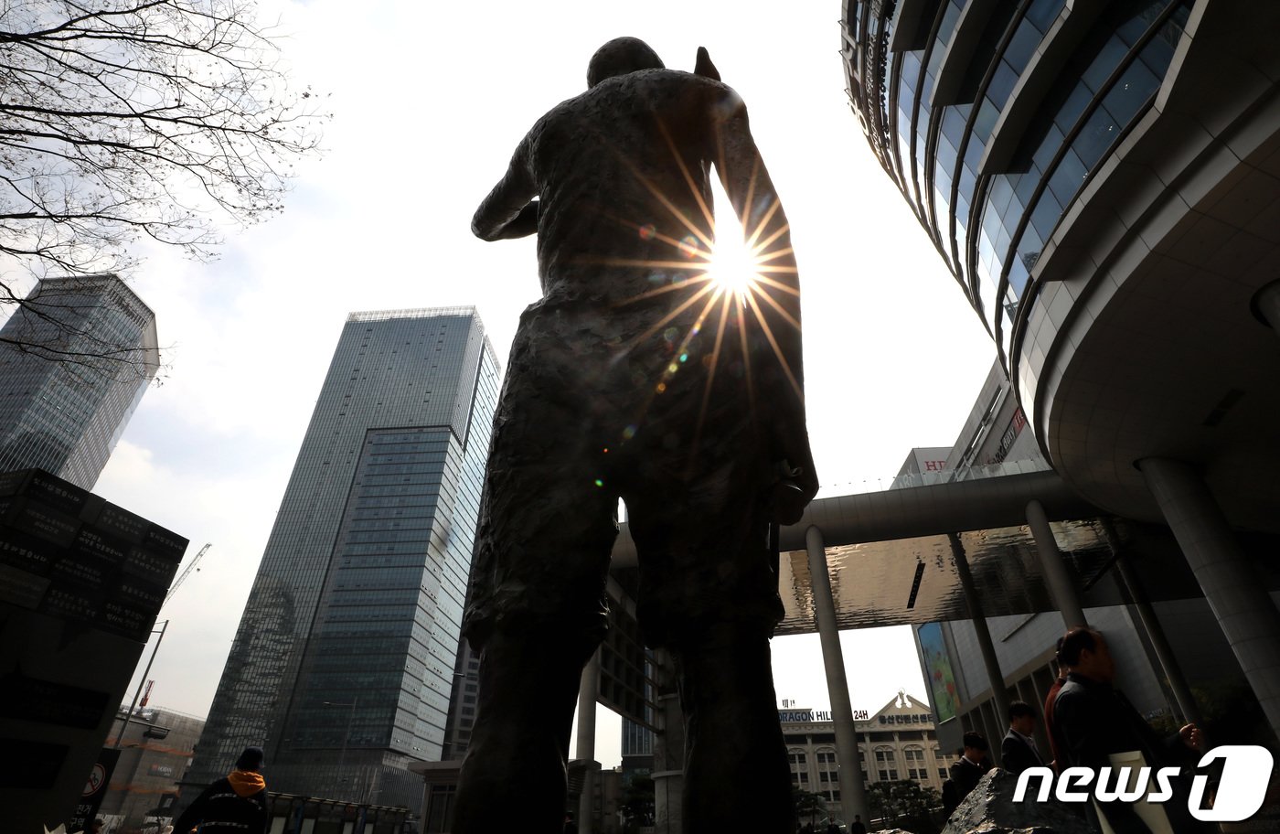 일본 초등학생이 내년도부터 사용할 사회 교과서에서 일제강점기 조선인 징병에 관한 기술이 강제성을 희석하는 방향으로 변경 발표된 28일 서울 용산구 용산역광장에 강제징용노동자상이 세워져 있다.  2023.3.28/뉴스1 ⓒ News1 이동해 기자