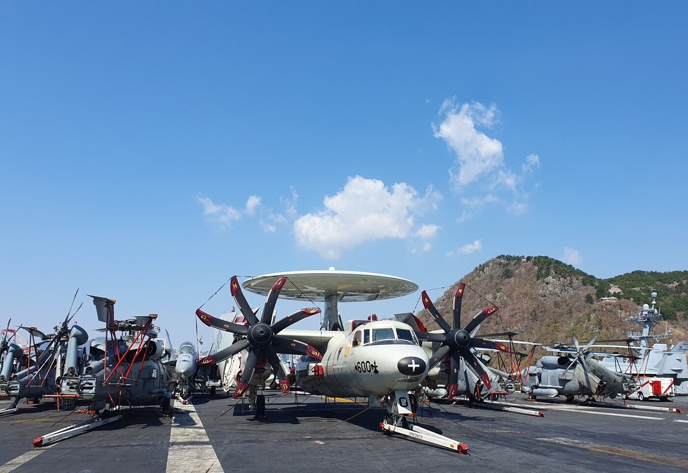 본문 이미지 - 28일 부산 작전기지에 입항한 미국 해군 항공모함 '니미츠' 비행갑판에 있는 E-2 '호크아이' 조기경보기.2023.3.28/뉴스1 박응진 기자
