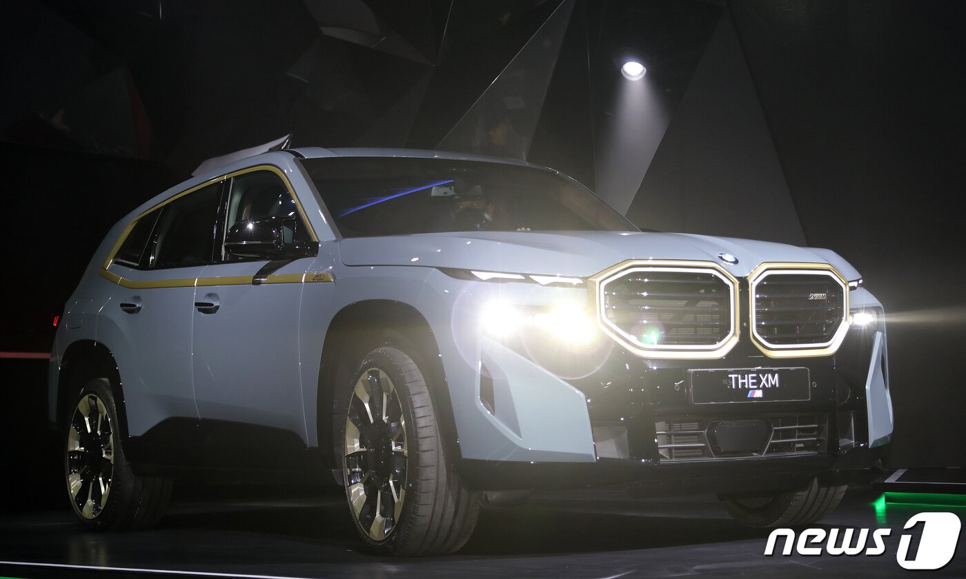 본문 이미지 - BMW 코리아가 28일 오후 서울 강남구 삼성동에서 'M전용 초고성능 SAV 모델인 '뉴 XM'을 공개하고 있다. 2023.3.28/뉴스1 ⓒ News1 김진환 기자