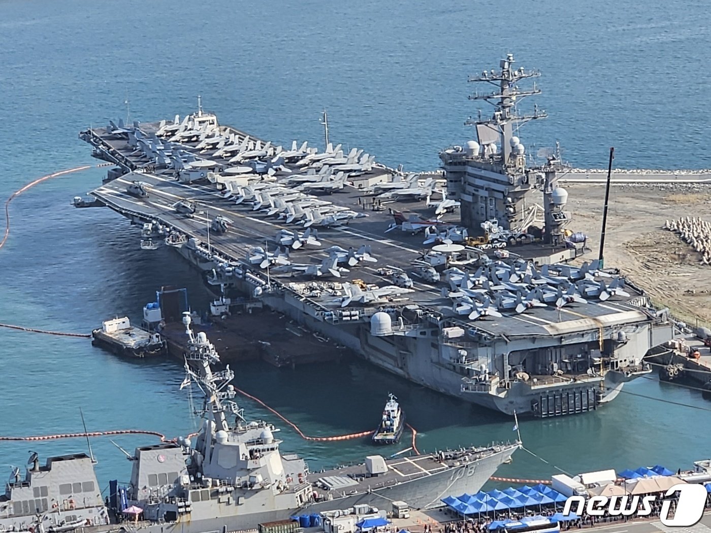 본문 이미지 - 28일 부산 작전기지에 미 해군 핵 추진 항공모함 니미츠&#40;CVN-68&#41;가 정박해 있다. 니미츠를 기함으로 하는 미 해군 제11항모강습단은 전날 제주 남방 공해상에서 우리 해군과 연합해상훈련을 실시하고 이날 오전 부산 작전기지에 입항했다. 2023.3.28/뉴스1 ⓒ News1 강승우 기자