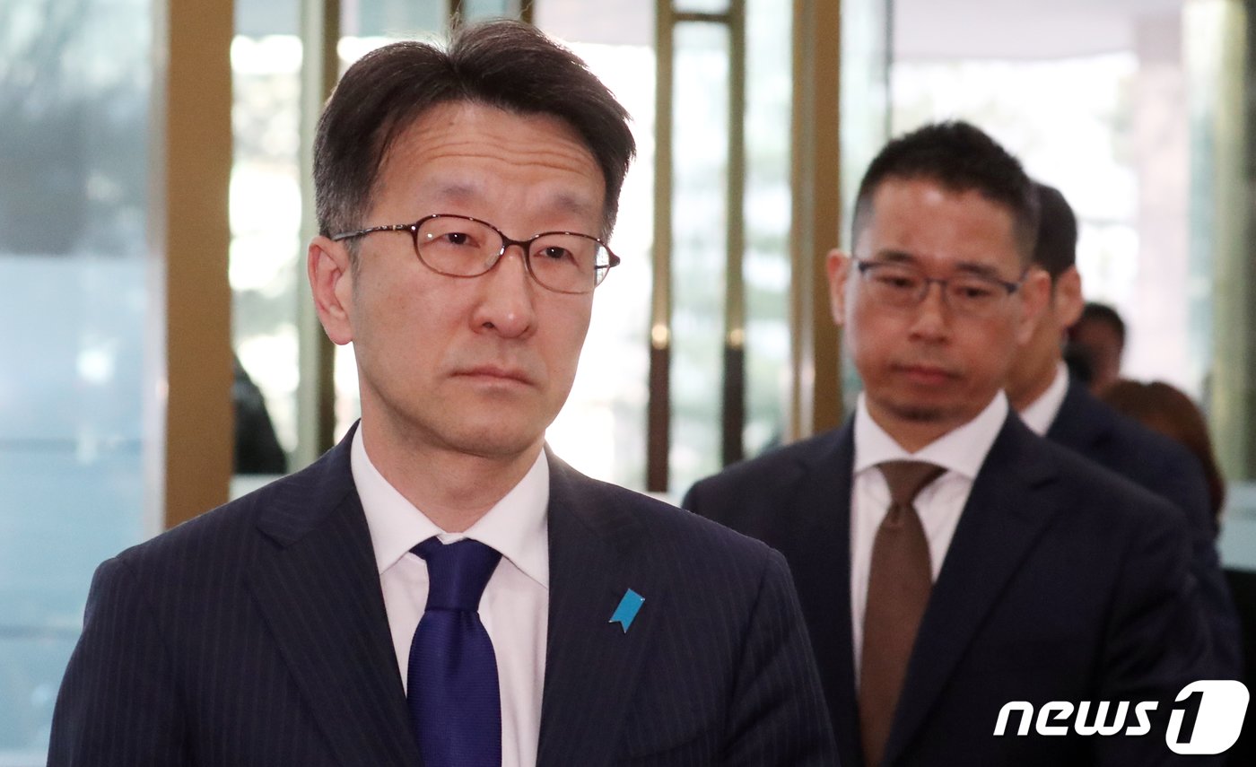 본문 이미지 - 구마가이 나오키(熊谷直樹) 주한일본대사관 대사 대리가 28일 오후 서울 종로구 정부서울청사 별관 외교부로 초치되고 있다.  2023.3.28/뉴스1 ⓒ News1 김명섭 기자