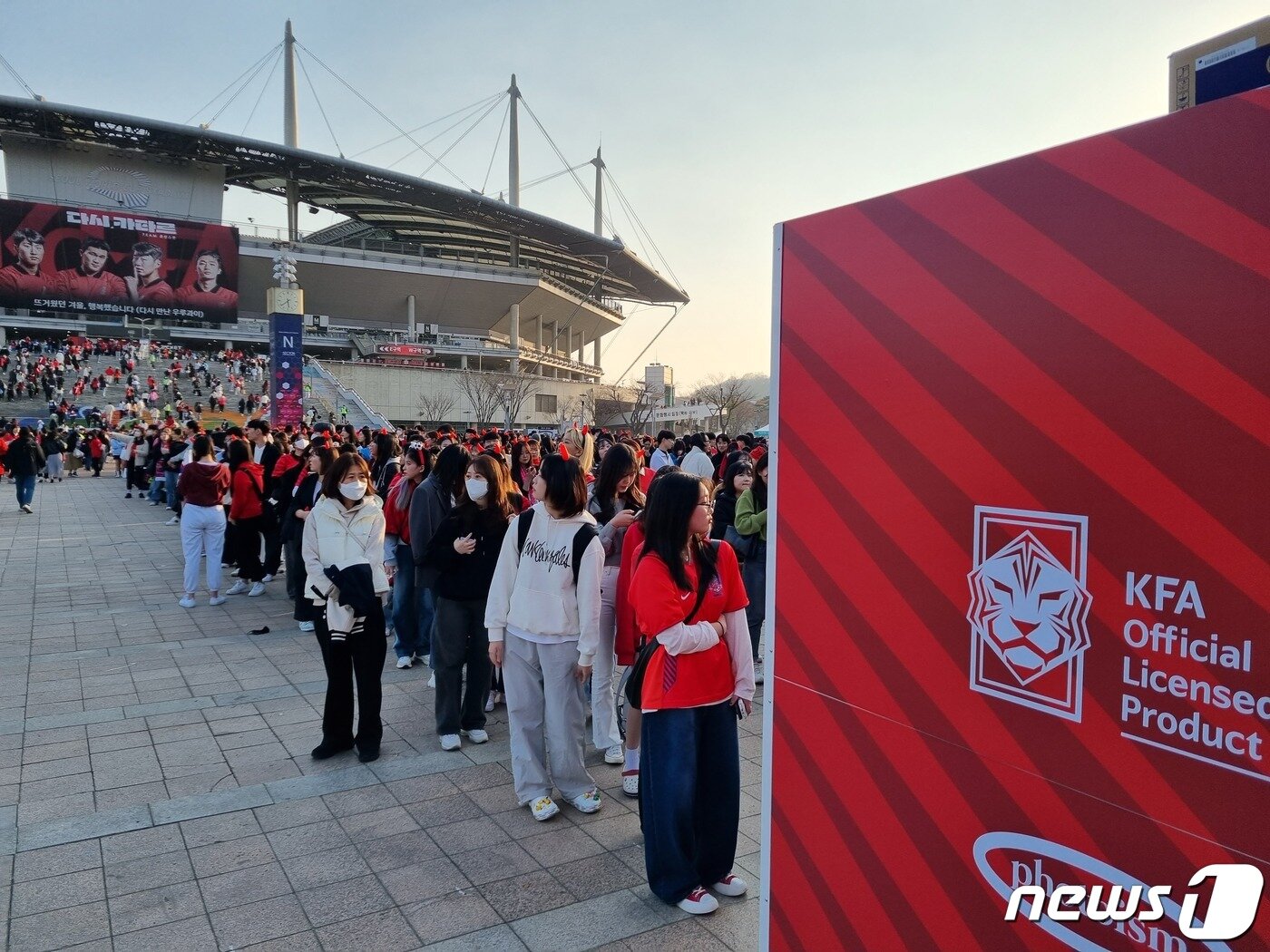 본문 이미지 - 북측 광장의 긴 줄 ⓒ News1 안영준 기자 