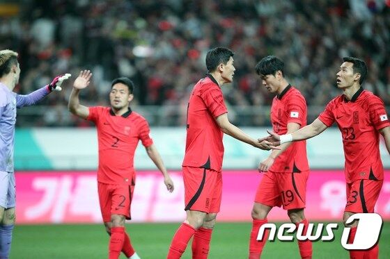 김민재, A대표팀 논란에도 치솟는 주가… 김민재, A대표팀 논란에도 치솟는 주가…