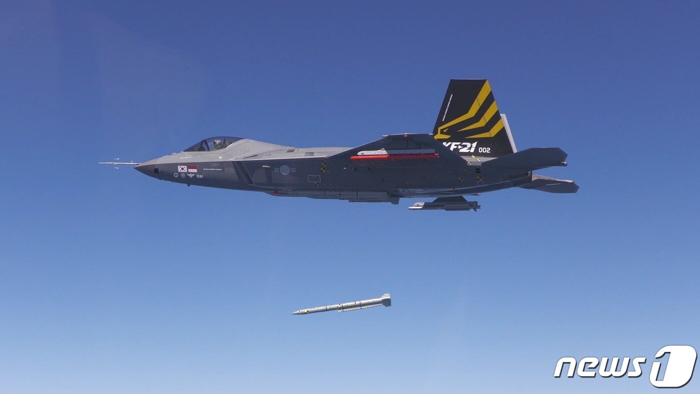 본문 이미지 - 한국형 전투기 KF-21 '보라매'  공대공 무장분리 시험. (방위사업청 제공) 2023.3.28/뉴스1