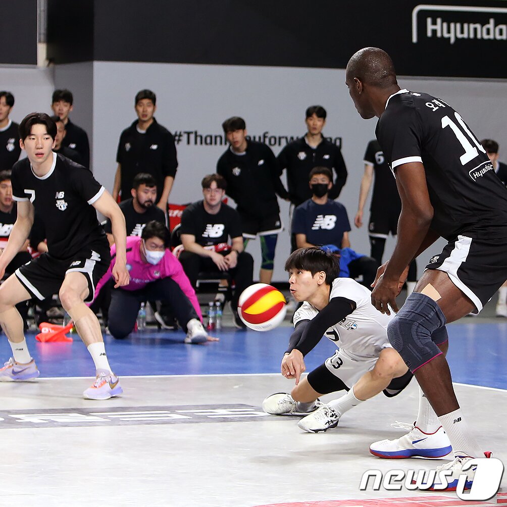 본문 이미지 - 송산고 출신 현대캐피탈의 리베로 박경민(가운데) 2023.3.28/뉴스1