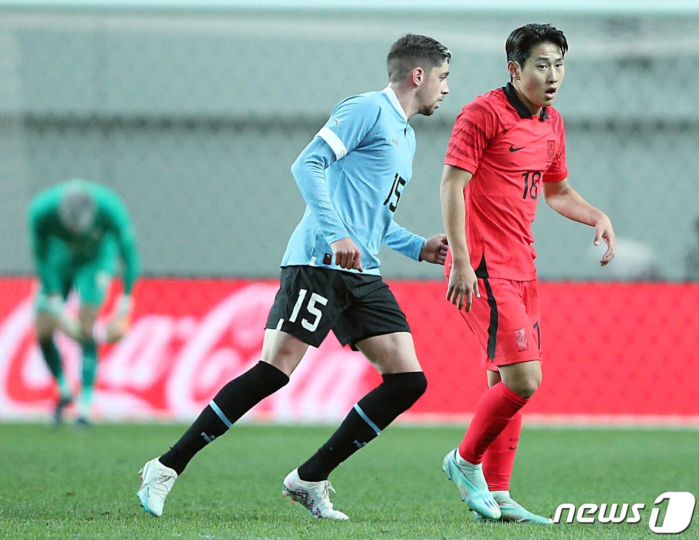 본문 이미지 - 이강인과 우루과이 대표팀 페데리코 발베르데가 28일 오후 마포구 상암동 서울월드컵경기장에서 열린 축구 국가대표 평가전 대한민국과 우루과이의 경기에서 서로를 지나치고 있다. .2023.3.28/뉴스1 ⓒ News1 박정호 기자