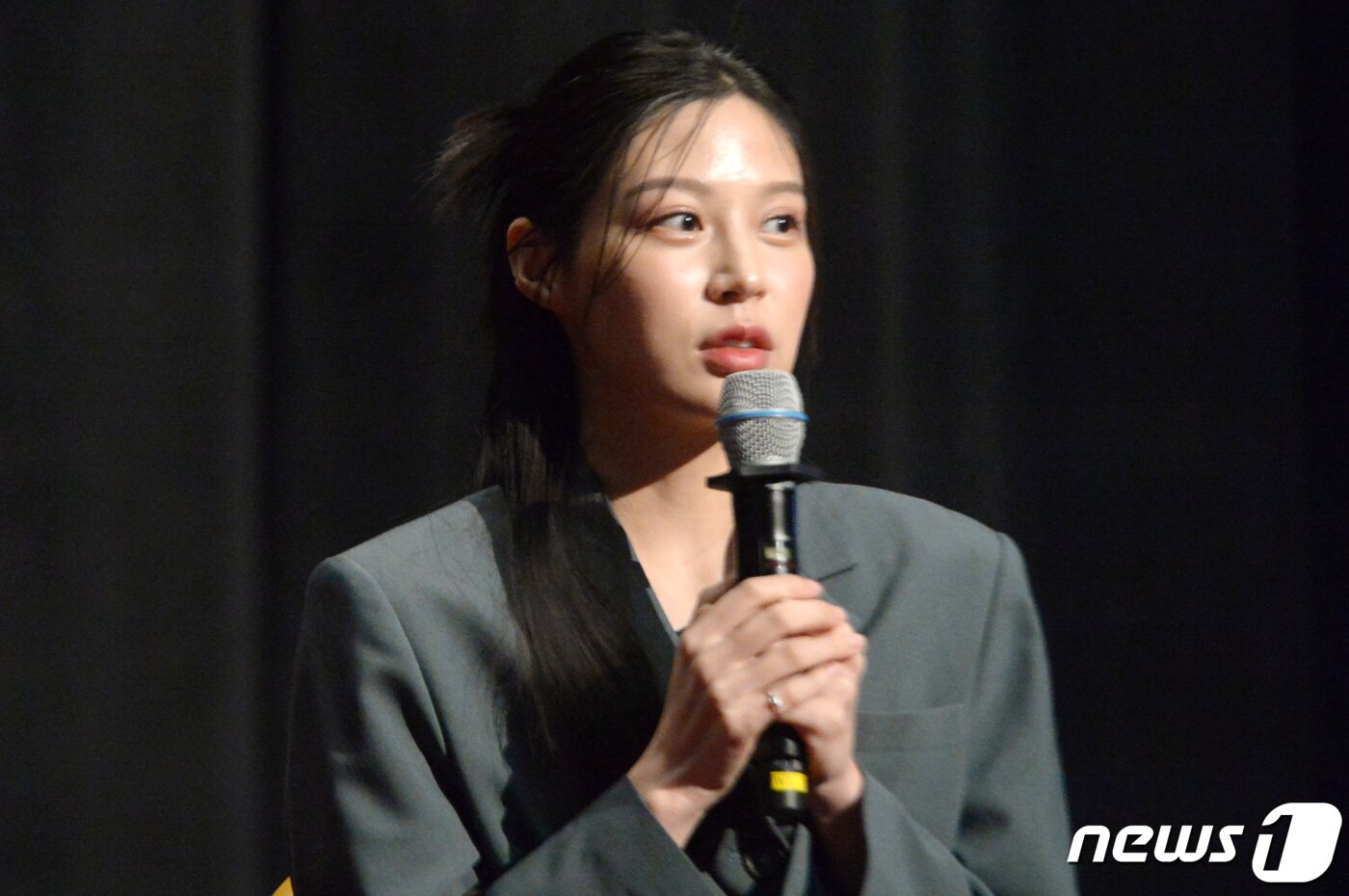 본문 이미지 - 조국 전 법무부장관의 딸 조민씨가 28일 오후 광주 동구 광주극장에서 열린 '조국의 법고전 산책' 북콘서트 저자와의 대화에 참석해 조 전 장관과 함께 이야기를 하고 있다. 2023.3.28/뉴스1 ⓒ News1 이승현 기자