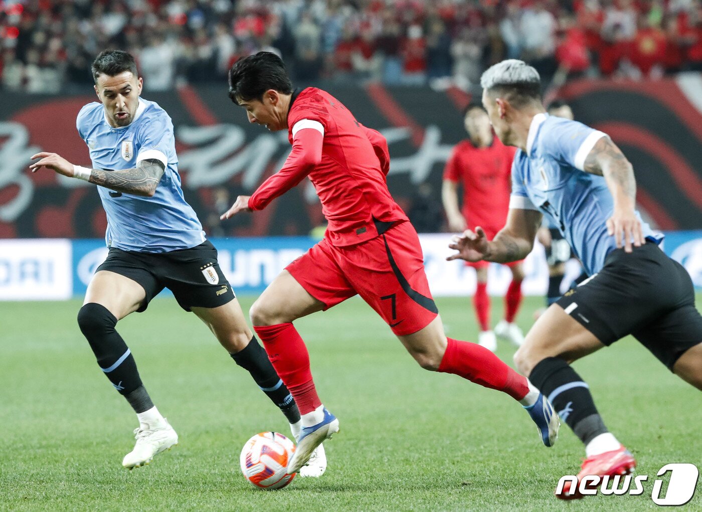 본문 이미지 - 손흥민이 28일 오후 서울 상암월드컵경기장에서 열린 축구 국가대표 평가전 대한민국과 우루과이 경기에서 공격을 하고 있다. 2023.3.28/뉴스1 ⓒ News1 김도우 기자