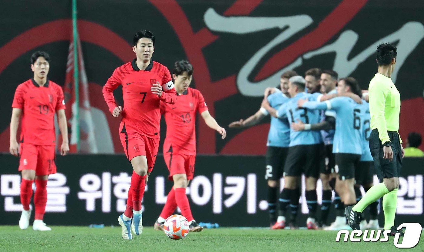 본문 이미지 - 손흥민을 비롯한 대한민국 축구 국가대표팀 선수들이 28일 오후 서울 마포구 서울월드컵경기장에서 열린 축구 국가대표 평가전 대한민국과 우루과이의 경기에서 실점을 한 뒤 하프라인으로 향하고 있다. 2023.3.28/뉴스1 ⓒ News1 민경석 기자