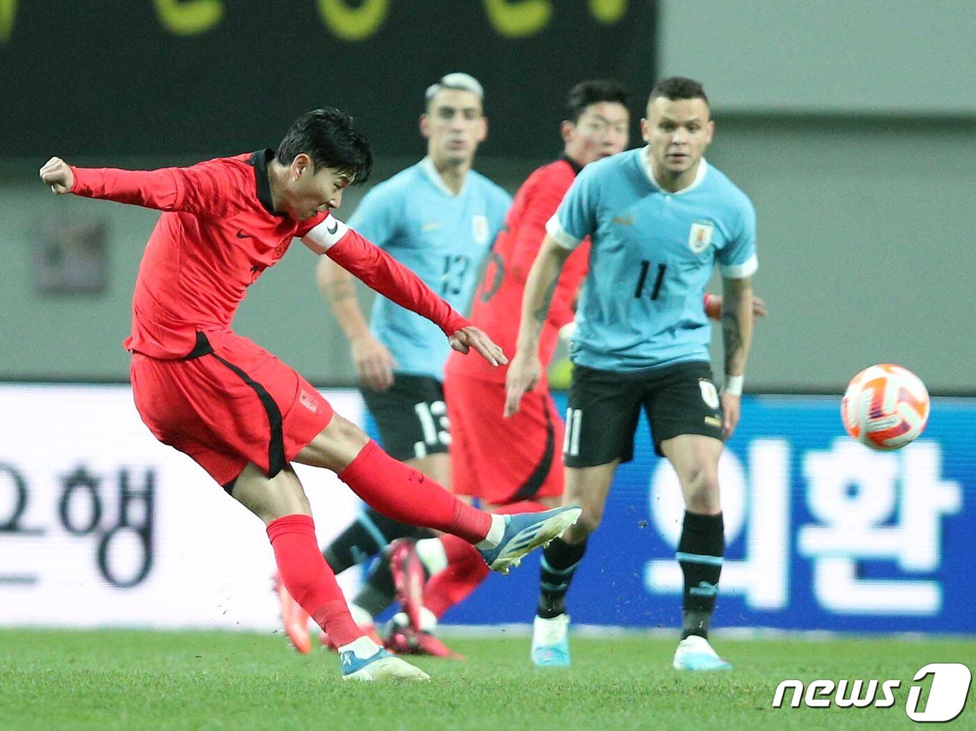 본문 이미지 - 손흥민이 28일 오후 마포구 상암동 서울월드컵경기장에서 열린 축구 국가대표 평가전 대한민국과 우루과이의 경기에서 프리킥을 차고 있다. 2023.3.28/뉴스1 ⓒ News1 박정호 기자