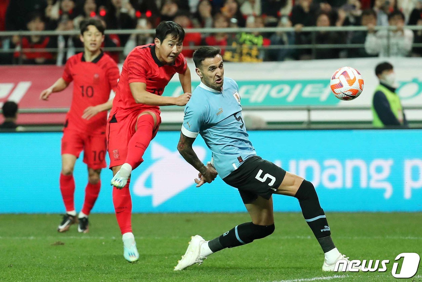 본문 이미지 - 대한민국 축구 국가대표팀 이강인이 28일 오후 서울 마포구 서울월드컵경기장에서 열린 축구 국가대표 평가전 대한민국과 우루과이의 경기에서 슈팅을 하고 있다. 2023.3.28/뉴스1 ⓒ News1 민경석 기자