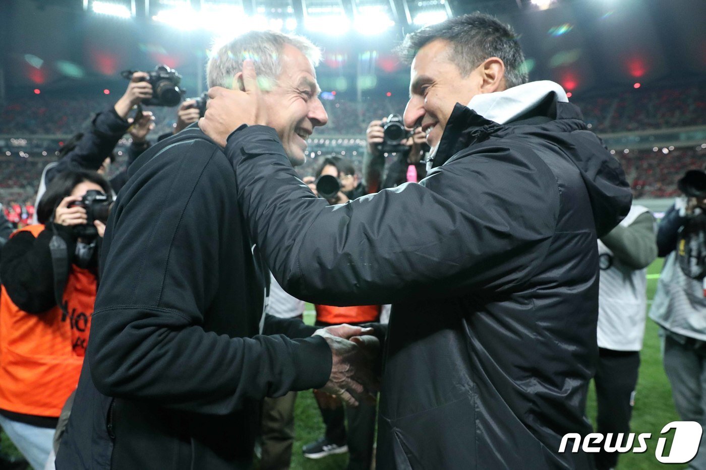 본문 이미지 - 위르겐 클린스만 대한민국 축구 국가대표팀 감독과 마르셀로 브롤리 우루과이 축구 국가대표팀 감독 대행이 8일 오후 서울 마포구 서울월드컵경기장에서 열린 축구 국가대표 평가전 대한민국과 우루과이의 경기 시작에 앞서 악수를 나누고 있다. 2023.3.28/뉴스1 ⓒ News1 민경석 기자