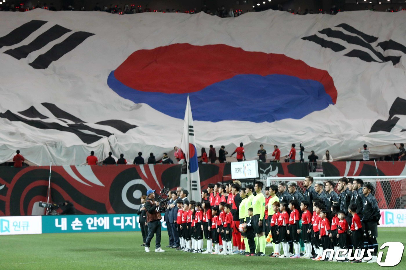 본문 이미지 - 대한민국 축구 국가대표팀 손흥민이 28일 오후 서울 마포구 서울월드컵경기장에서 열린 축구 국가대표 평가전 대한민국과 우루과이의 경기 시작에 앞서 애국가를 제창하고 있다. 2023.3.28/뉴스1 ⓒ News1 민경석 기자
