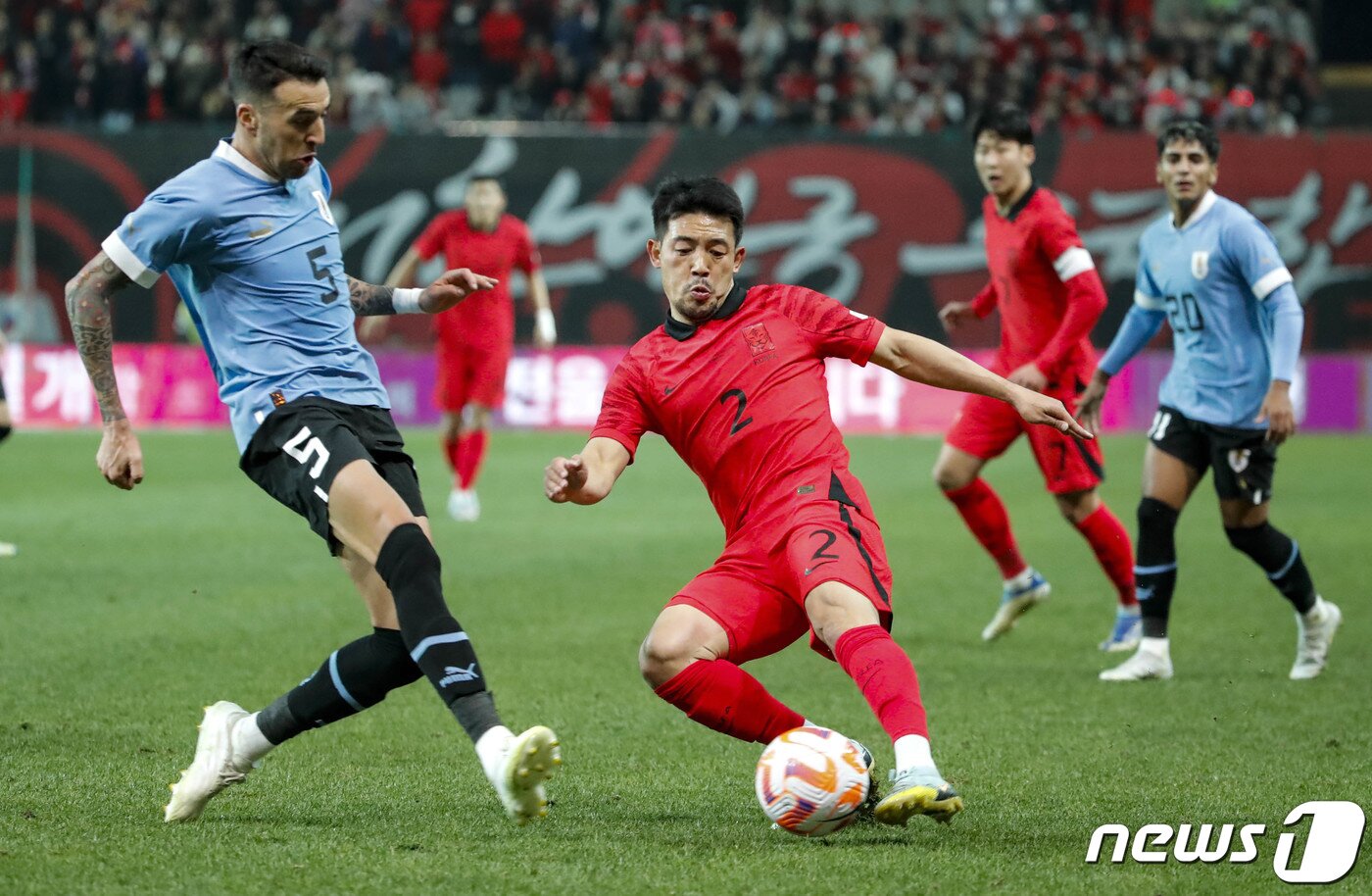 본문 이미지 - 이기제가 28일 오후 서울 상암월드컵경기장에서 열린 축구 국가대표 평가전 대한민국과 우루과이 경기에서 크로스를 시도하고 있다.. 2023.3.28/뉴스1 ⓒ News1 김도우 기자