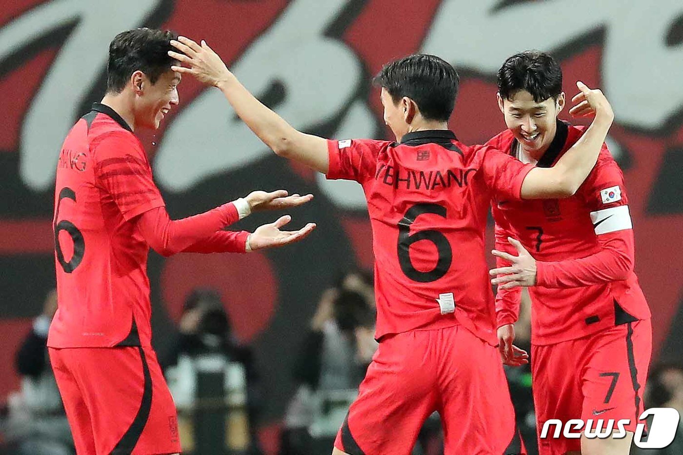 본문 이미지 - 대한민국 축구 국가대표팀 황인범이 28일 오후 서울 마포구 서울월드컵경기장에서 열린 축구 국가대표 평가전 대한민국과 우루과이의 경기에서 득점에 성공한 뒤 손흥민, 황의조와 기쁨을 나누고 있다. 2023.3.28/뉴스1 ⓒ News1 민경석 기자