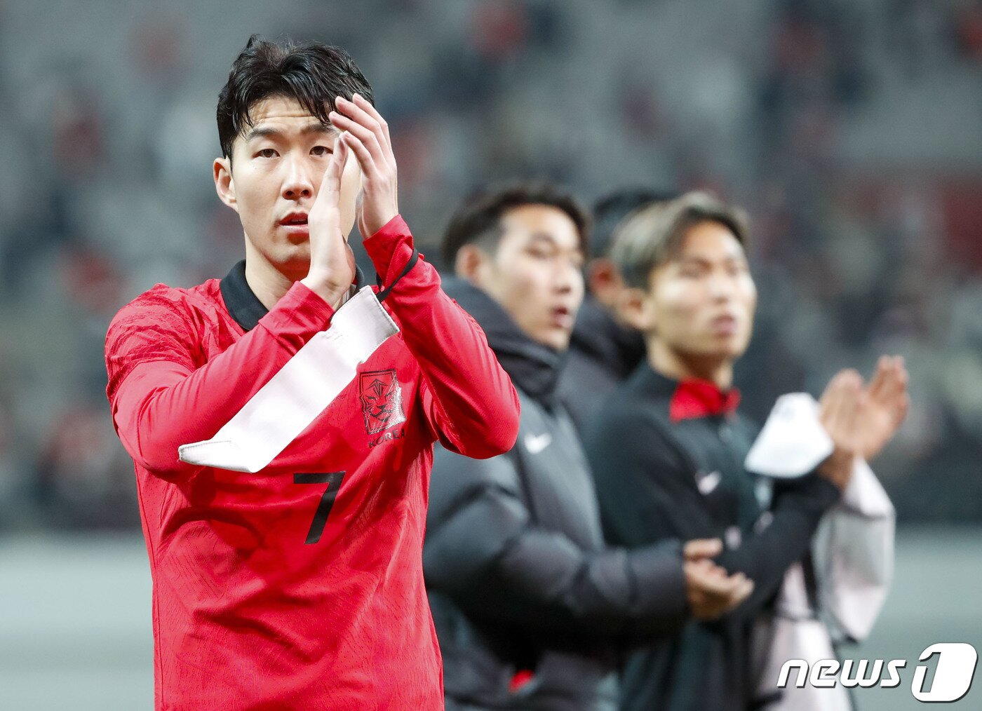 본문 이미지 - 손흥민이 28일 오후 서울 상암월드컵경기장에서 열린 축구 국가대표 평가전 대한민국과 우루과이 경기에서 1대2로 패한 뒤 팬들에게 인사하고 있다. 2023.3.28/뉴스1 ⓒ News1 김도우 기자