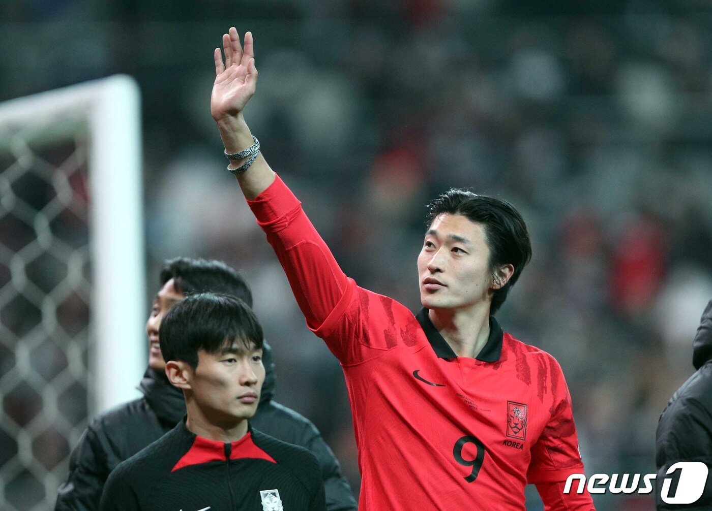 본문 이미지 - 조규성이 28일 오후 마포구 상암동 서울월드컵경기장에서 열린 축구 국가대표 평가전 대한민국과 우루과이의 경기를 마친 뒤 축구 팬들에게 인사하고 있다. 2023.3.28/뉴스1 ⓒ News1 박정호 기자