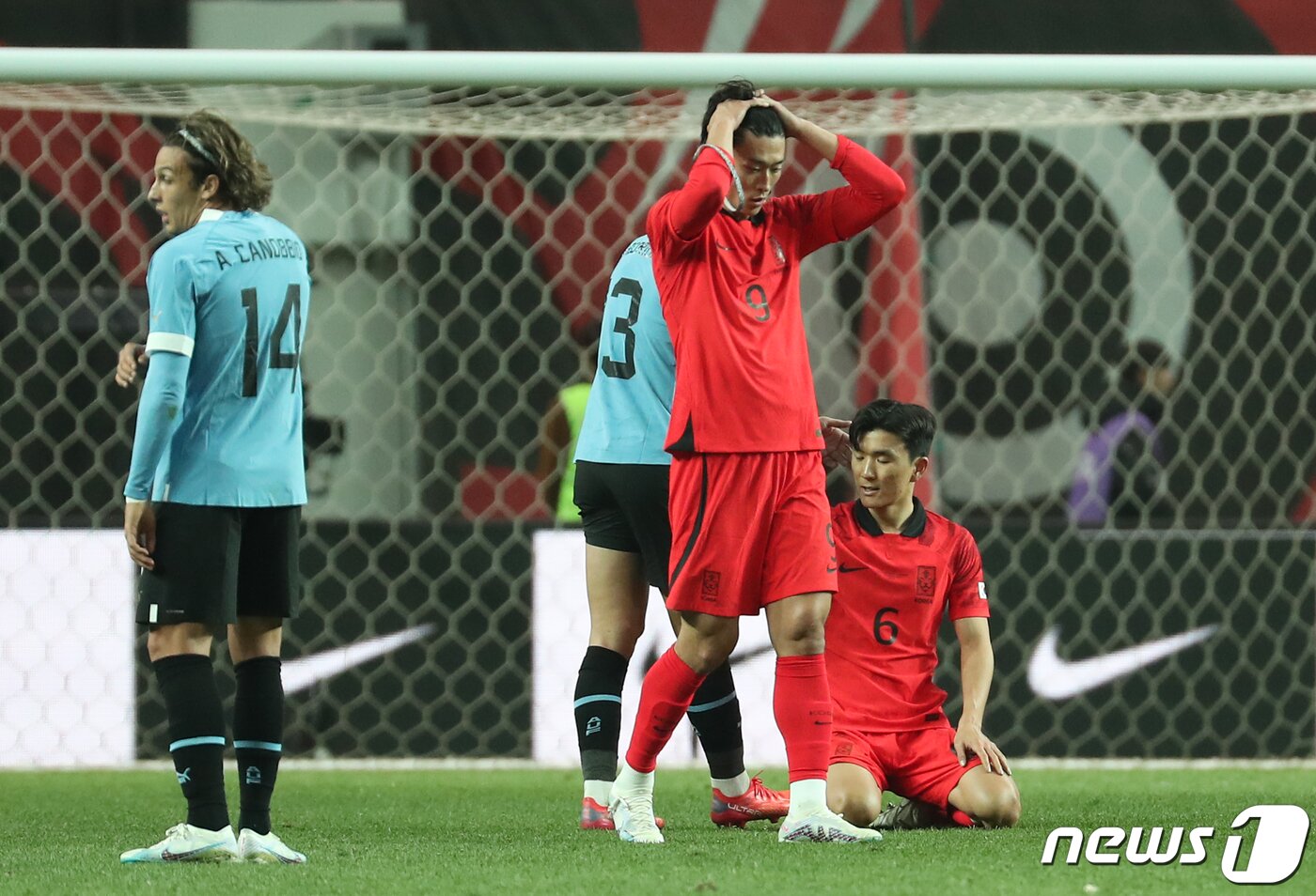 본문 이미지 - 대한민국 축구 국가대표팀 선수들이 28일 오후 서울 마포구 서울월드컵경기장에서 열린 축구 국가대표 평가전 대한민국과 우루과이의 경기에서 1대2로 패한 뒤 아쉬워 하고 있다. 2023.3.28/뉴스1 ⓒ News1 민경석 기자