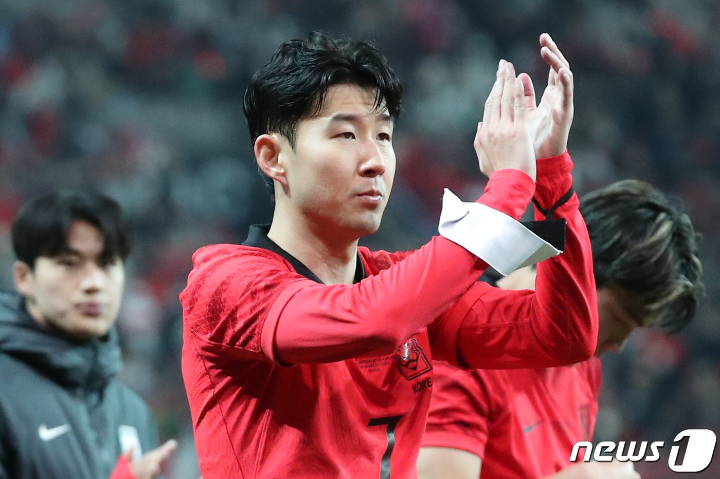 본문 이미지 - 대한민국 축구 국가대표팀 주장 손흥민이 28일 오후 서울 마포구 서울월드컵경기장에서 열린 축구 국가대표 평가전 대한민국과 우루과이의 경기에서 1대2로 패한 뒤 경기장을 떠나며 팬들에게 인사하고 있다. 2023.3.28/뉴스1 ⓒ News1 민경석 기자