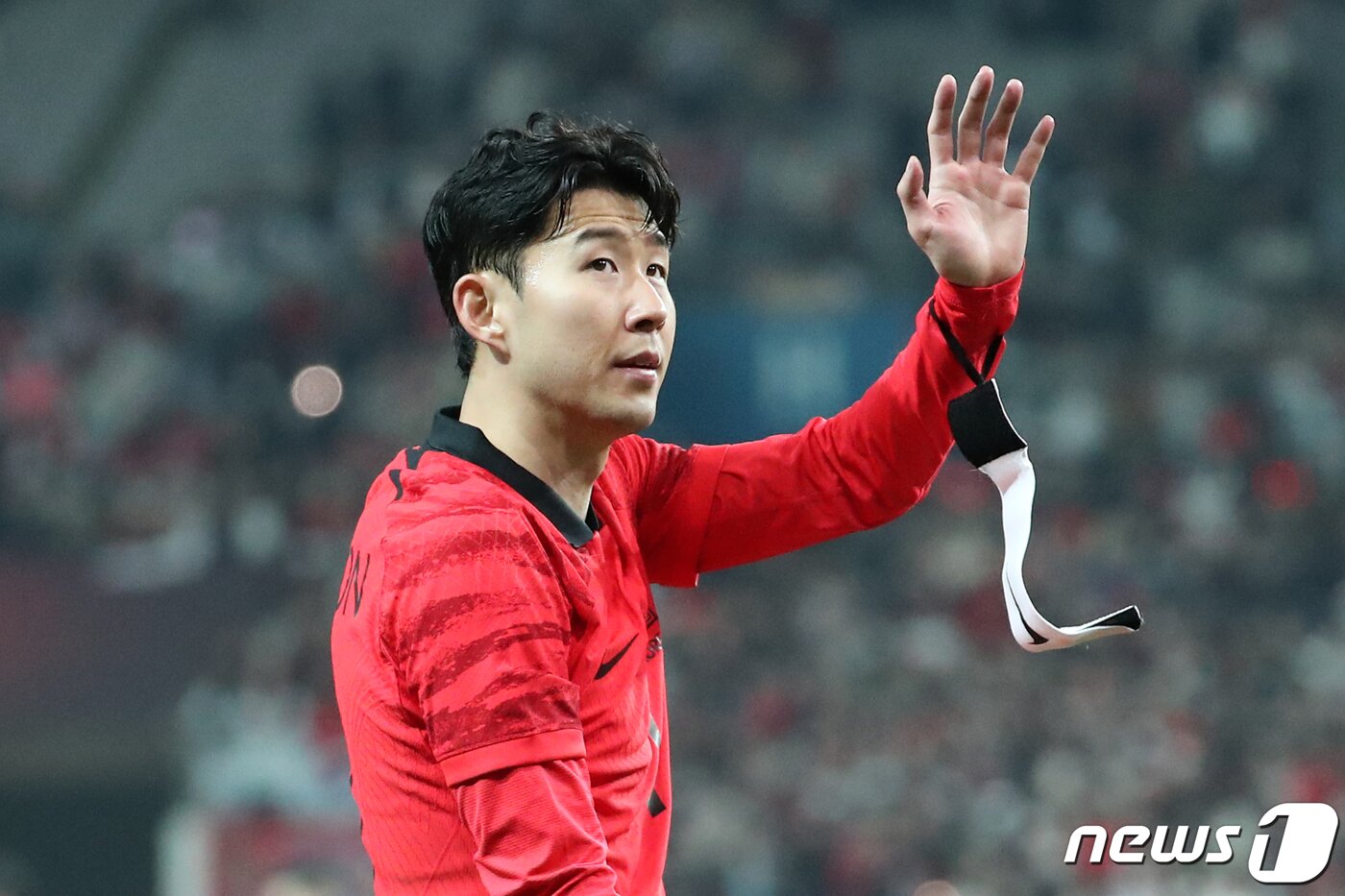 본문 이미지 - 대한민국 축구 국가대표팀 주장 손흥민이 28일 오후 서울 마포구 서울월드컵경기장에서 열린 축구 국가대표 평가전 대한민국과 우루과이의 경기에서 1대2로 패한 뒤 경기장을 떠나며 팬들에게 인사하고 있다. 2023.3.28/뉴스1 ⓒ News1 민경석 기자