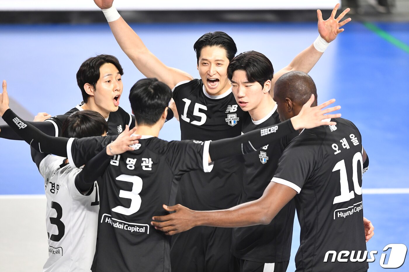 본문 이미지 - 28일 천안 유관순체육관에서 열린 프로배구 남자부 도드람 V리그 2022-2023시즌 플레이오프 3차전 현대캐피탈과 한국전력의 경기에서 득점에 성공한 현대캐피탈 선수들이 기뻐하고 있다. (KOVO 제공) 2023.3.28/뉴스1