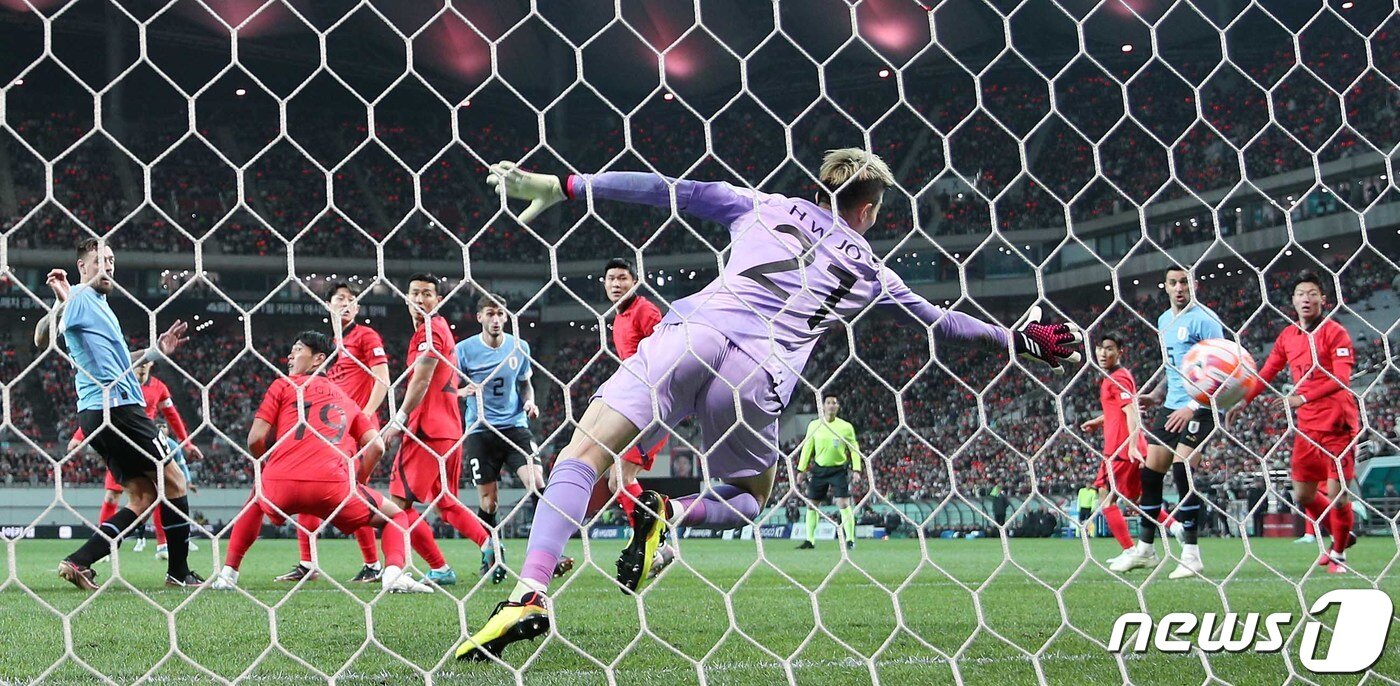 본문 이미지 - 28일 오후 마포구 상암동 서울월드컵경기장에서 열린 축구 국가대표 평가전 대한민국과 우루과이의 경기 전반 우루과이 세바스티안 코아테스의 선제골이 대한민국 골망을 가르고 있다.  2023.3.28/뉴스1 ⓒ News1 박정호 기자