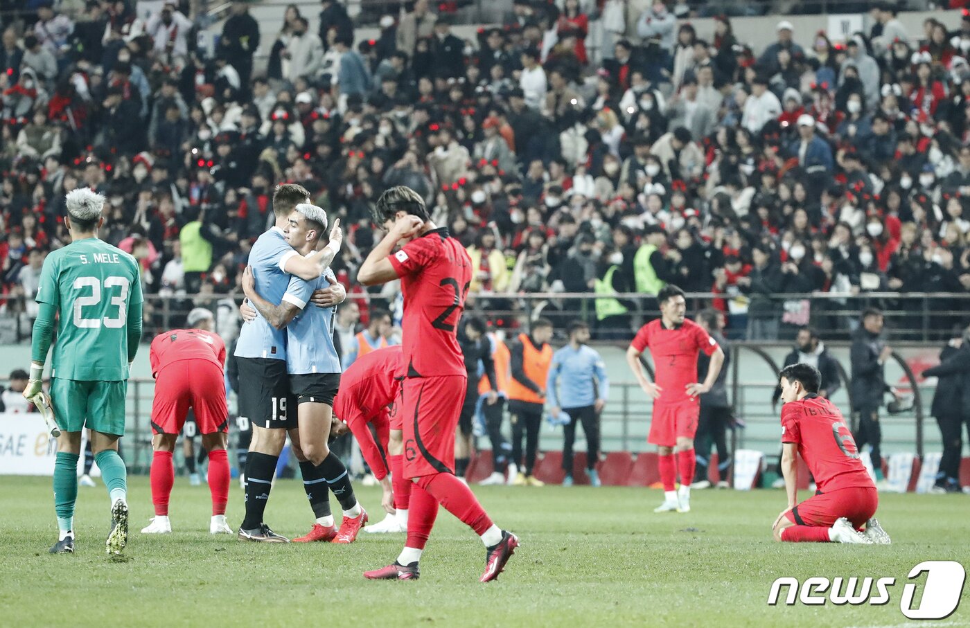 본문 이미지 - 대한민국 축구 국가대표팀 선수들이 28일 오후 서울 상암월드컵경기장에서 열린 축구 국가대표 평가전 대한민국과 우루과이의 경기에서 1대2로 패한 뒤 아쉬워 하고 있다. 2023.3.28/뉴스1 ⓒ News1 김도우 기자
