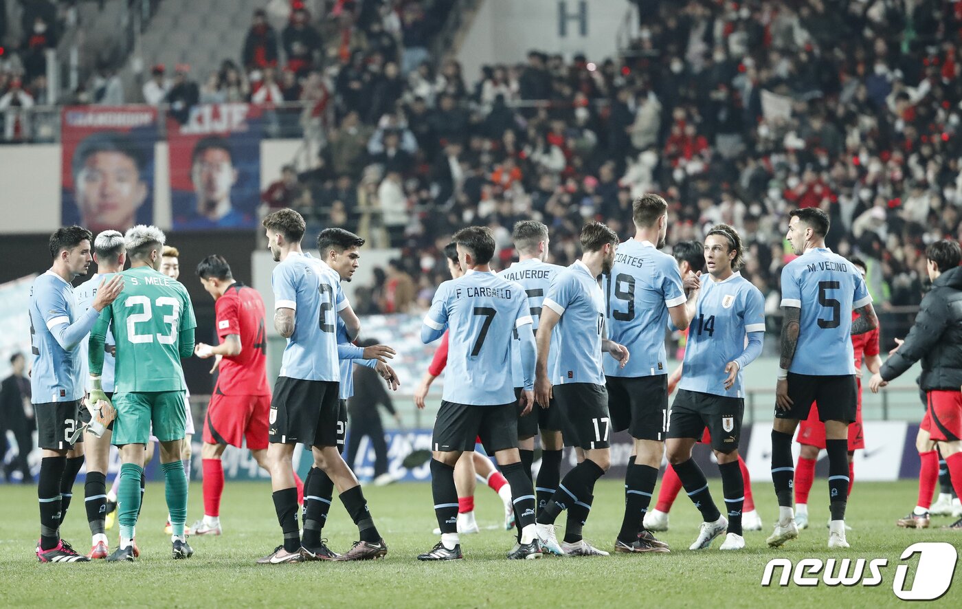 본문 이미지 - 우루과이 축구 국가대표팀 선수들이 28일 오후 서울 상암월드컵경기장에서 열린 축구 국가대표 평가전 대한민국과 우루과이의 경기에서 1대2로 승리 후 기뻐하고 있다. 2023.3.28/뉴스1 ⓒ News1 김도우 기자