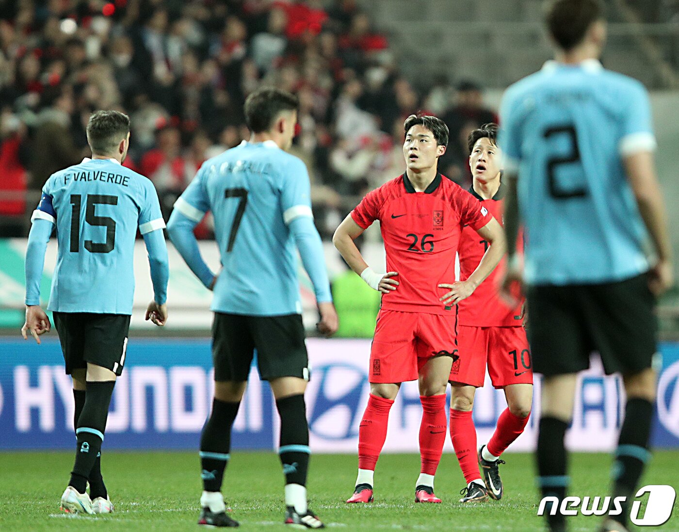 본문 이미지 - 오현규가 28일 오후 마포구 상암동 서울월드컵경기장에서 열린 축구 국가대표 평가전 대한민국과 우루과이의 경기 후반전 골을 넣은 뒤 판정을 기다리고 있다.  2023.3.28/뉴스1 ⓒ News1 박정호 기자
