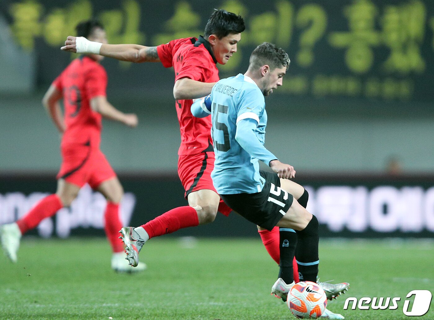 본문 이미지 - 김민재가 28일 오후 마포구 상암동 서울월드컵경기장에서 열린 축구 국가대표 평가전 대한민국과 우루과이의 경기에서 페데리코 발베르데를 막아서고 있다. 손흥민, 이강인, 김민재, 조규성 등 카타르월드컵 멤버 대부분이 소집돼 지난 24일 울산서 열린 콜롬비아전에서 2-2로 비겼던 '클린스만호'는 우루과이를 상대로 아쉬운 2:1 패배로 경기를 마쳤다. 2023.3.28/뉴스1 ⓒ News1 박정호 기자