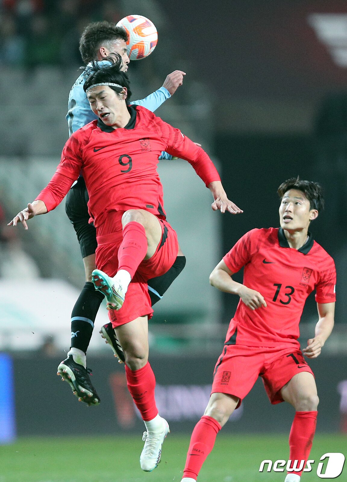 본문 이미지 - 조규성이 28일 오후 마포구 상암동 서울월드컵경기장에서 열린 축구 국가대표 평가전 대한민국과 우루과이의 경기에서 상대 선수와 치열한 공중볼 다툼을 벌이고 있다.  2023.3.28/뉴스1 ⓒ News1 박정호 기자