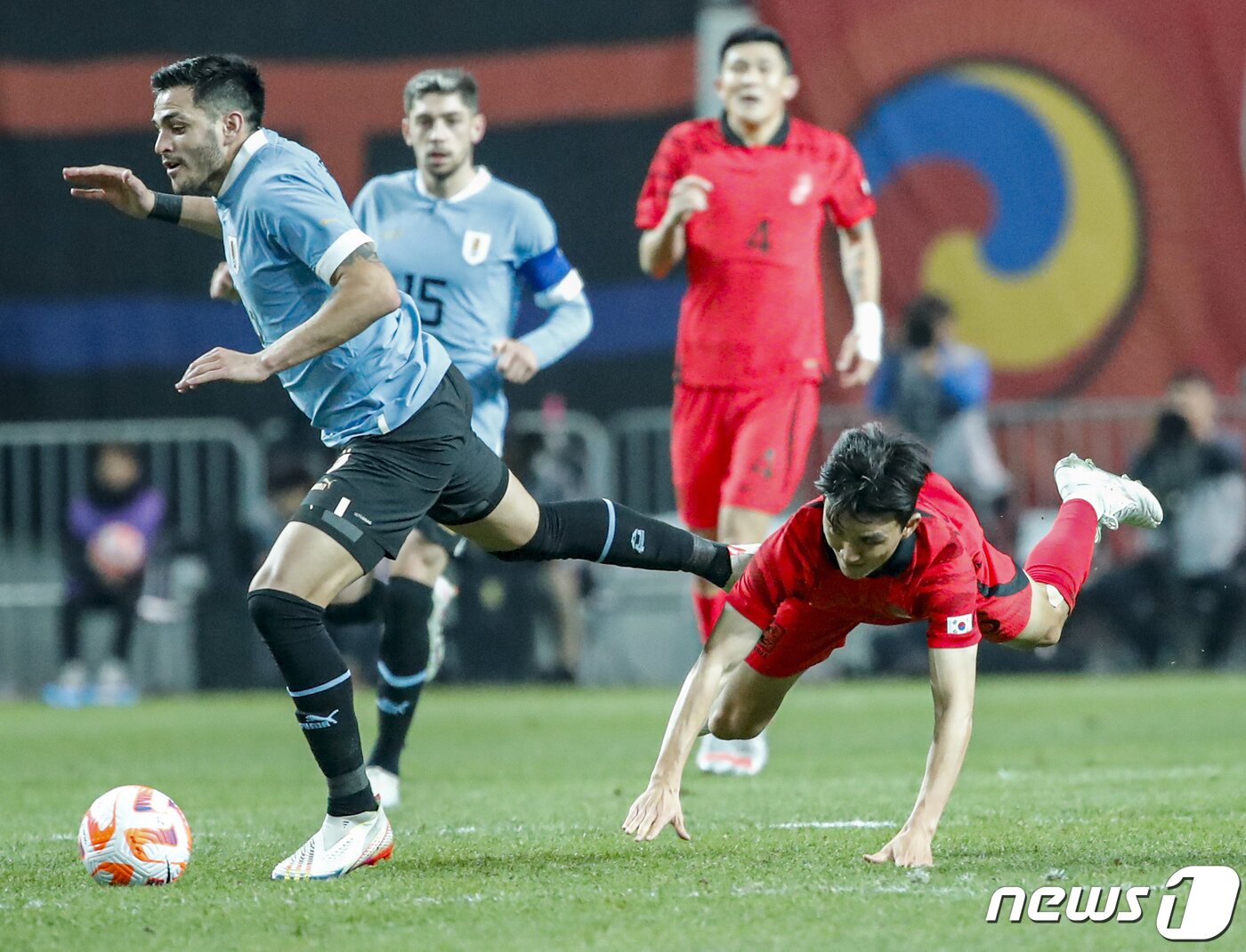 본문 이미지 - 황인범이 28일 오후 서울 상암월드컵경기장에서 열린 축구 국가대표 평가전 대한민국과 우루과이 경기에서 고메스와 볼 경합을 하던중 넘어지고 있다. 2023.3.28/뉴스1 ⓒ News1 김도우 기자