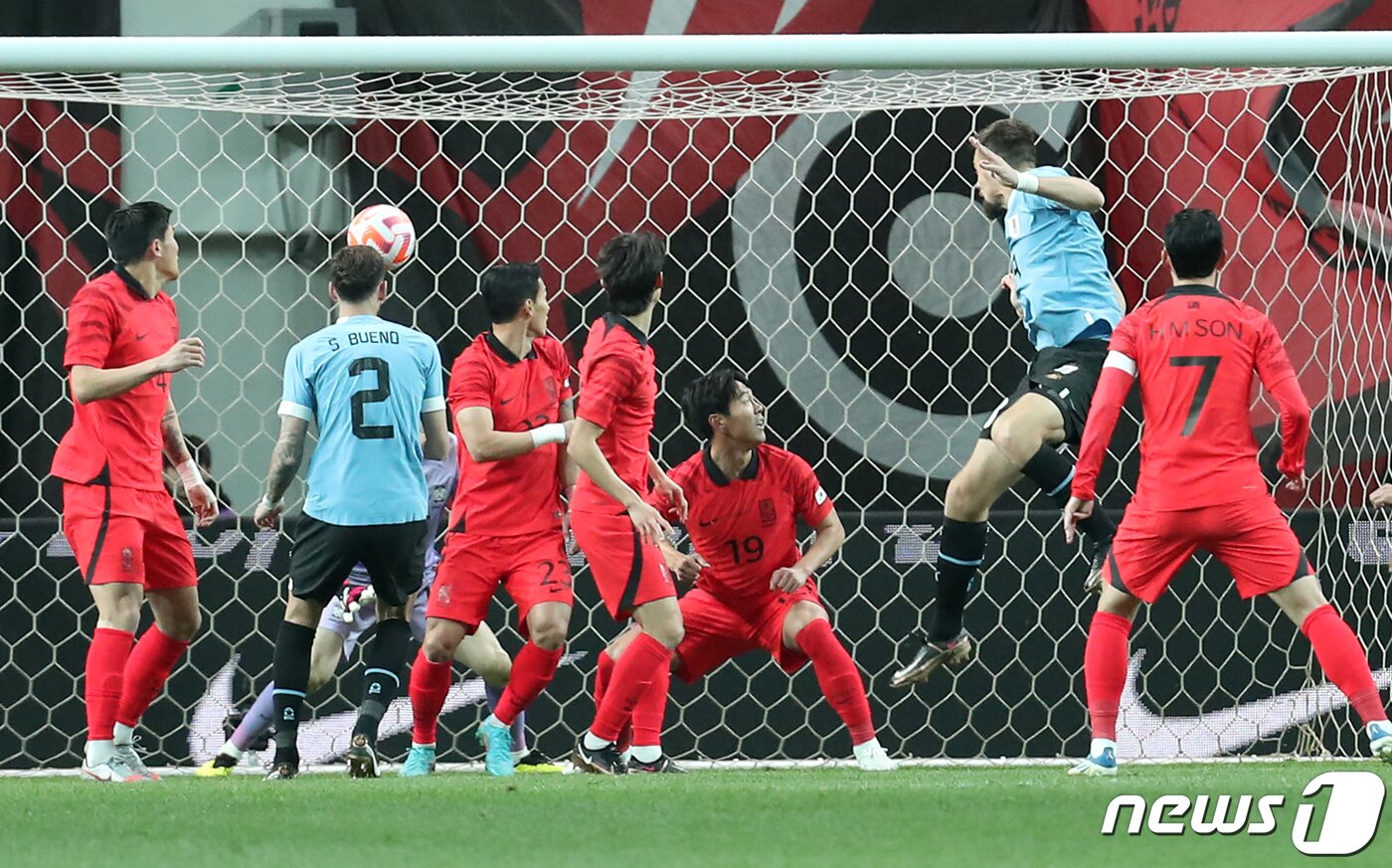 본문 이미지 - 우루과이 축구 국가대표팀 세바스티안 코아테스가 28일 오후 서울 마포구 서울월드컵경기장에서 열린 축구 국가대표 평가전 대한민국과 우루과이의 경기에서 선제골을 성공시키고 있다. 2023.3.28/뉴스1 ⓒ News1 민경석 기자