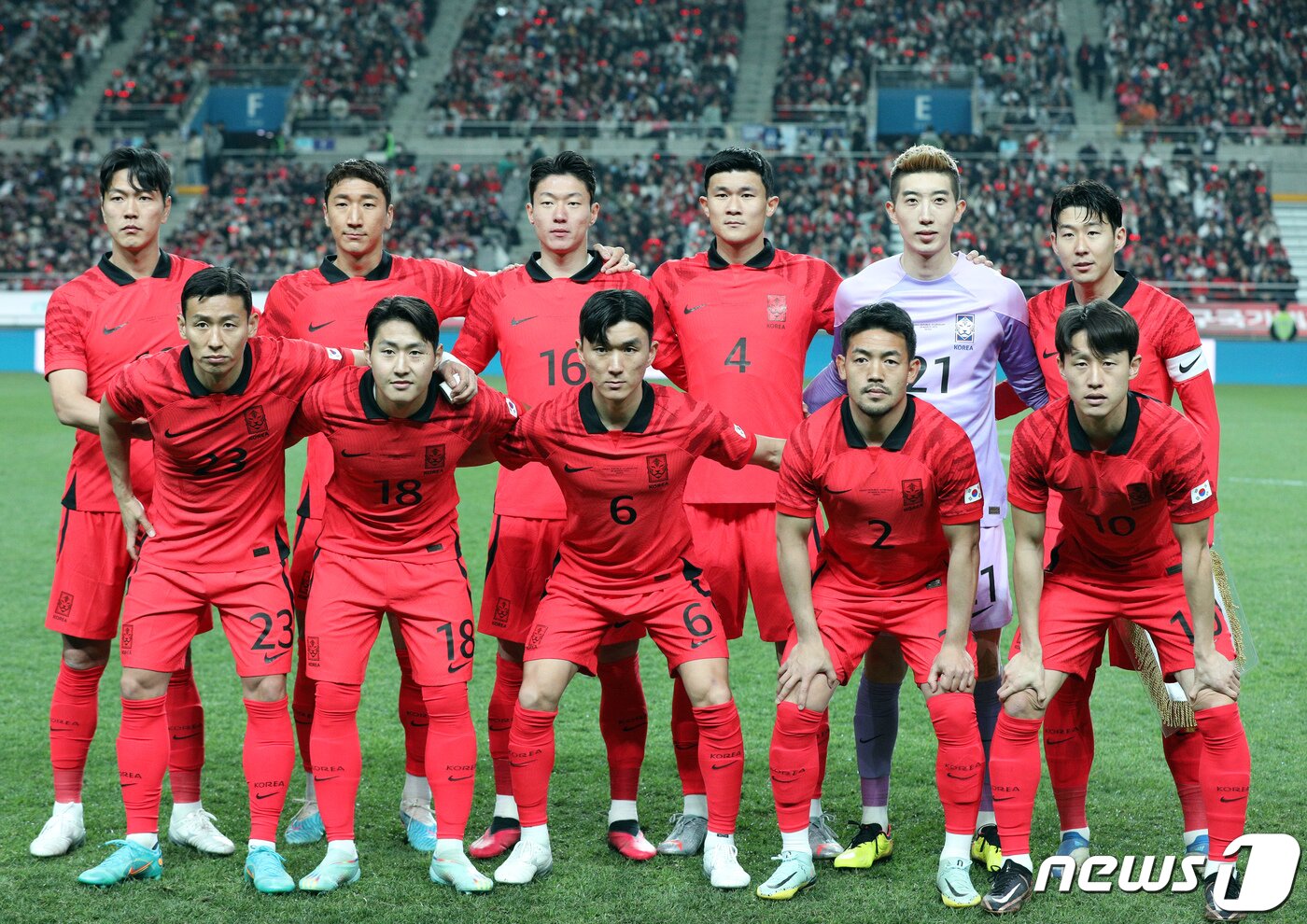 본문 이미지 - 28일 오후 마포구 상암동 서울월드컵경기장에서 열린 축구 국가대표 평가전 대한민국과 우루과이의 경기에 나선 스타팅 멤버들이 포즈를 취하고 있다. 손흥민, 이강인, 김민재, 조규성 등 카타르월드컵 멤버 대부분이 소집돼 지난 24일 울산서 열린 콜롬비아전에서 2-2로 비겼던 &#39;클린스만호&#39;는 우루과이를 상대로 아쉬운 2:1 패배로 경기를 마쳤다. 2023.3.28/뉴스1 ⓒ News1 박정호 기자