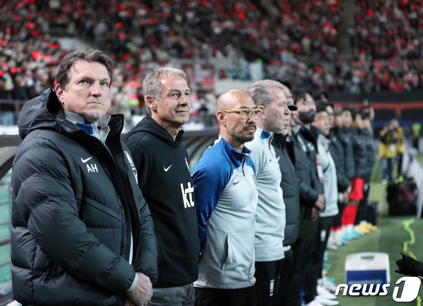 본문 이미지 - 위르겐 클린스만 대한민국 축구대표팀 감독(왼쪽 두 번째)이 28일 오후 마포구 상암동 서울월드컵경기장에서 열린 축구 국가대표 평가전 대한민국과 우루과이의 경기에서 그라운드를 바라보고 있다. 2023.3.28/뉴스1 ⓒ News1 박정호 기자
