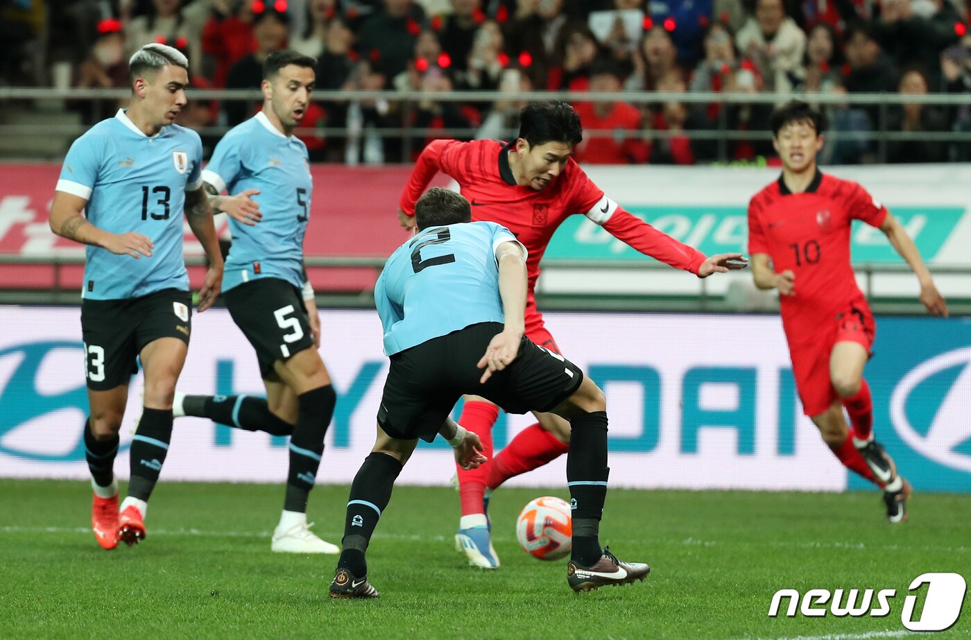 본문 이미지 - 대한민국 축구 국가대표팀 손흥민이 28일 오후 서울 마포구 서울월드컵경기장에서 열린 축구 국가대표 평가전 대한민국과 우루과이의 경기에서 상대 문전을 향해 쇄도하고 있다. 2023.3.28/뉴스1 ⓒ News1 민경석 기자