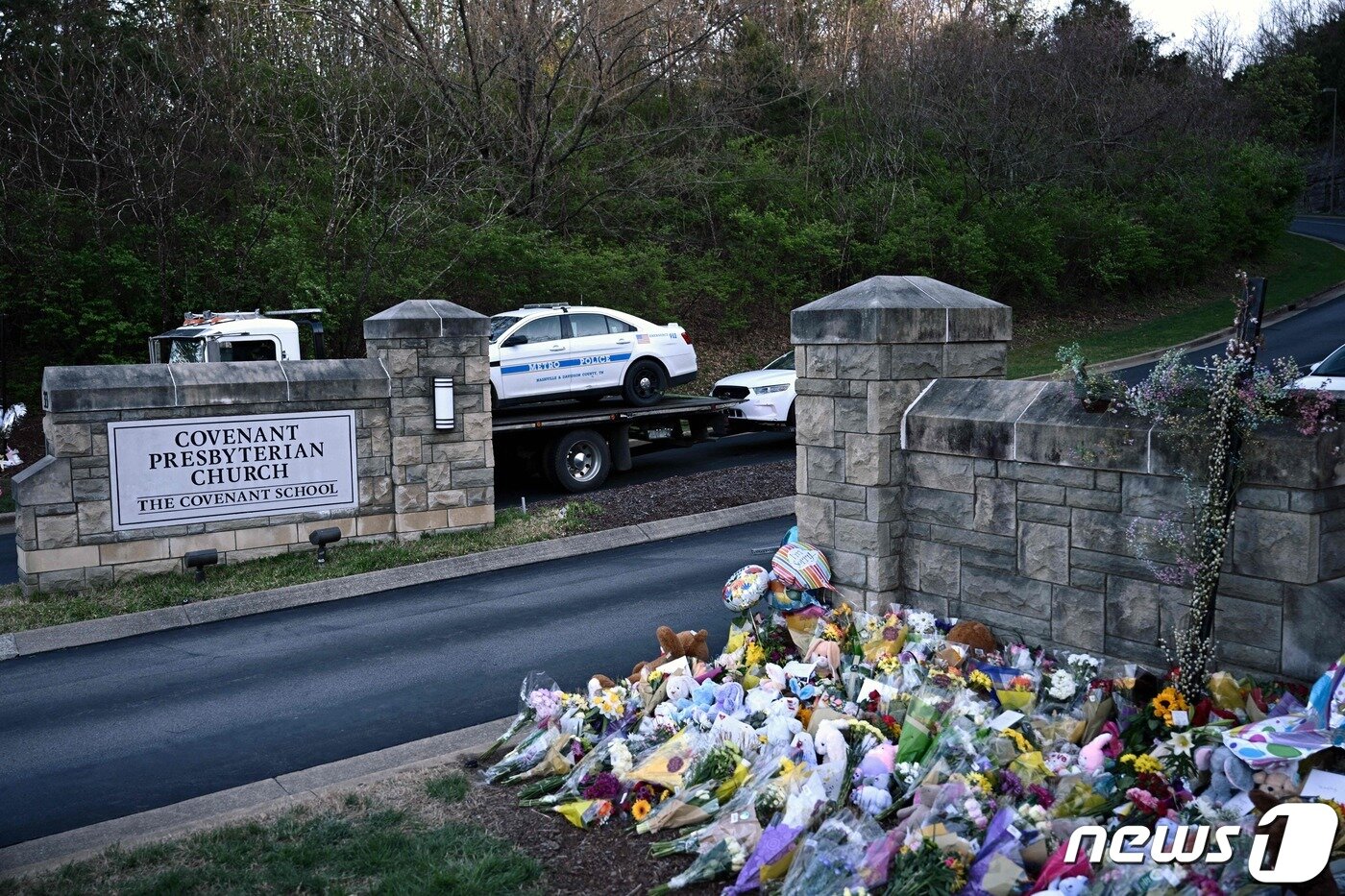 본문 이미지 - 28일(현지시간) 미국 테네시주 내슈빌 소재 사립초등학교인 커버넌트 스쿨 정문 앞에 전날 발생한 총기난사 사고를 추모하는 꽃다발이 놓여 있다. 2023.03.28. ⓒ AFP=뉴스1 ⓒ News1 김성식 기자