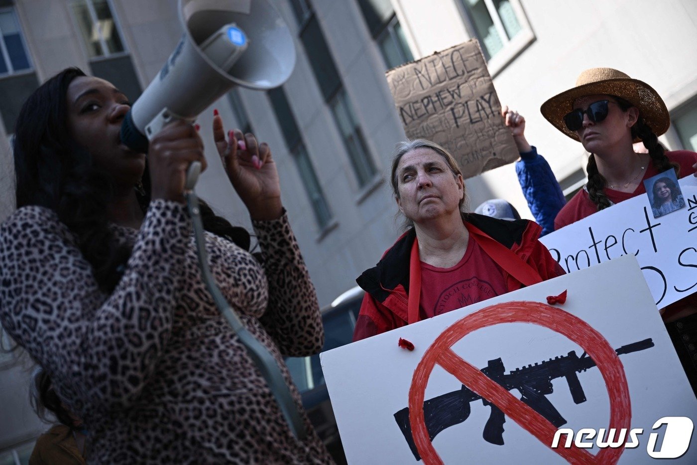 본문 이미지 - 28일(현지시간) 미국 테네시주 내슈빌에서 지역 초등학교 총기난사 사건에 분노한 시민들이 총기 규제 강화를 촉구하는 집회를 벌이고 있다. 전날 사립초교 커버넌트 스쿨에서 발생한 총격으로 학생 3명을 포함해 총 6명이 사망했다. 2023.03.28. ⓒ AFP=뉴스1 ⓒ News1 김성식 기자