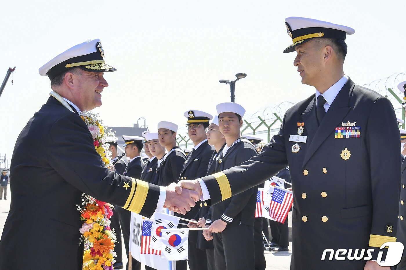 본문 이미지 - 미국 핵 추진 항공모함 니미츠(CVN-68)가 부산 작전기지에 입항한 지난 28일 김지훈(준장) 해양작전본부장(왼쪽)과 크리스토퍼 스위니(소장) 11항모강습단장이 악수하고 있다. 2023.3.29/뉴스1 ⓒ News1 사진공동취재단