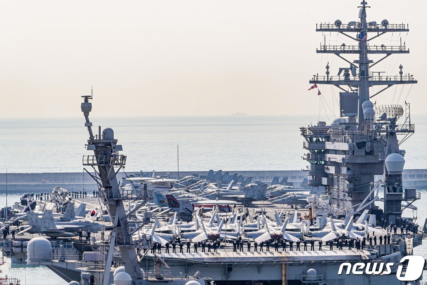 본문 이미지 - 지난 28일 부산작전기지에 미국 해군 원자력추진 항공모함 니미츠&#40;nimitz/CVN-68&#41;함이 입항하고 있다. 2023.3.29/뉴스1 ⓒ News1 사진공동취재단