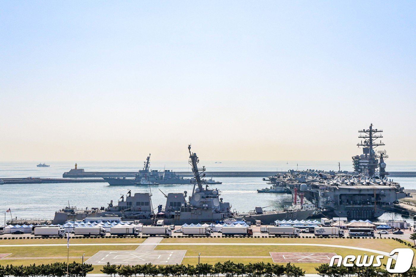 본문 이미지 - 지난 28일 부산작전기지에 미국 해군 원자력추진 항공모함 니미츠&#40;nimitz/CVN-68&#41;함이 입항하고 있다. 2023.3.29/뉴스1 ⓒ News1 사진공동취재단